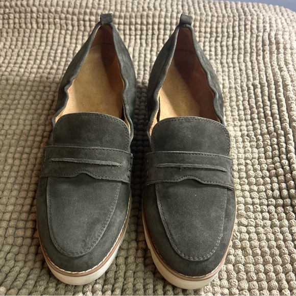 Vionic Cynthia II Loafers  Size 7 Green Suede Leather Lug Slip On Shoe worn once - Picture 3 of 11